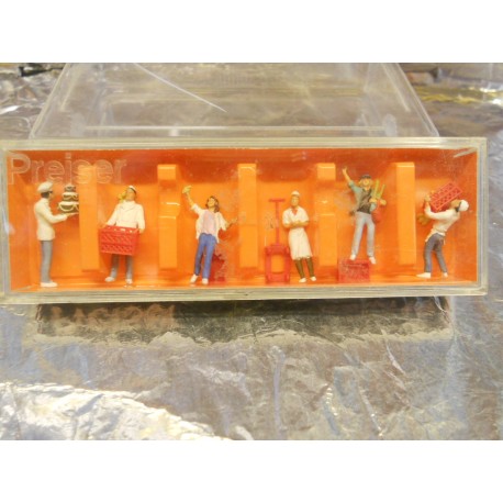 Preiser 10488 H0 Scale Figures – Customers With Shopping Cart, Model Railroad Accessory