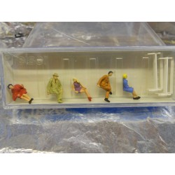 ** Preiser 14101 HO Scale Sitting People On Benches (5)
