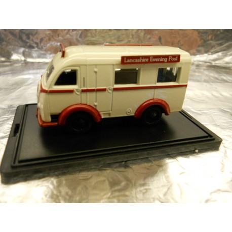 ** Oxford Diecast 76AK001 Austin K8 Threeway Van Lancashire Evening Post