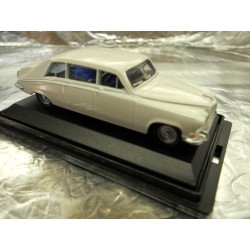 ** Oxford Diecast 76DS001 Daimler DS420 Limousine Old English White