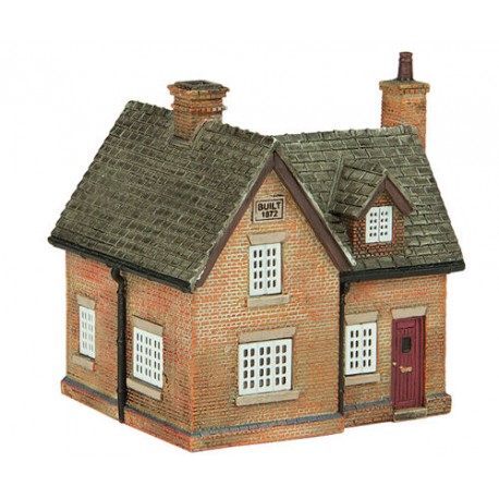 ** Graham Farish 42-0030  x 1 Scenecraft Farmhouse (Pre-Built)