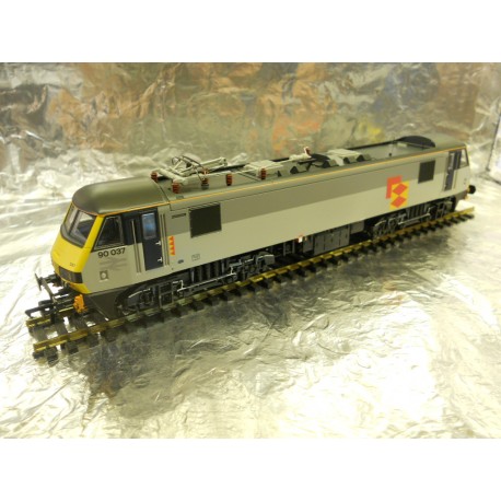 ** Bachmann 32-611 Class 90 90 037 BR Railfreight Distribution Sector