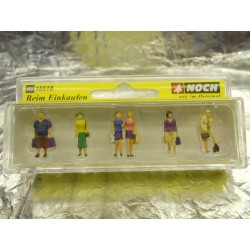** Noch 15518 Shoppers (6) and Dog Figure Set